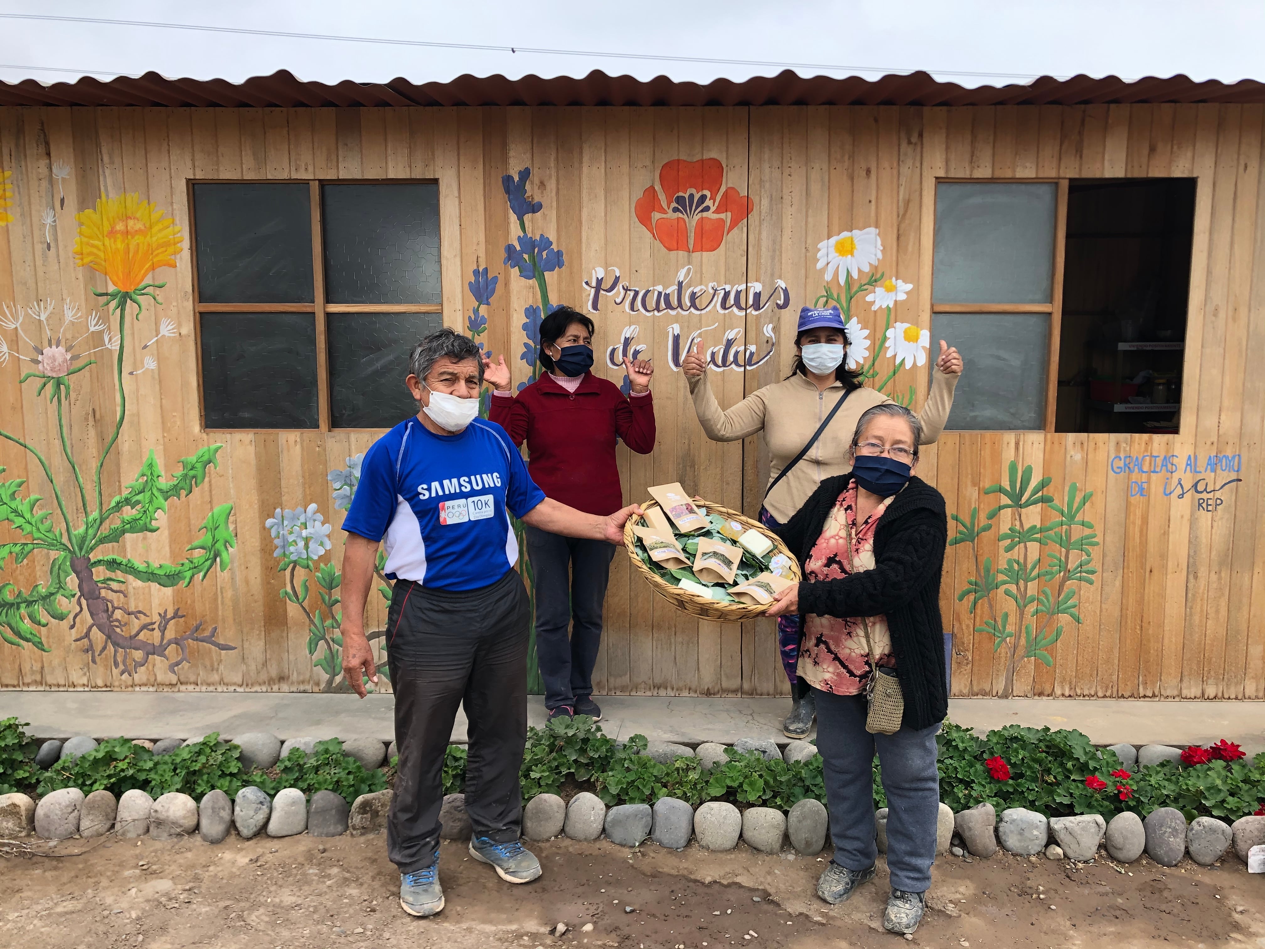 Un grupo de vecinas de entre 40 a casi 70 años del asentamiento humano “Las Praderas” se dedican al cultivo de plantas medicinales como muña, lavanda, romero, salvia, caléndula, y a la producción de accesorios, sahumerios, juguetes para gatos, infusiones, condimentos, entre otros.