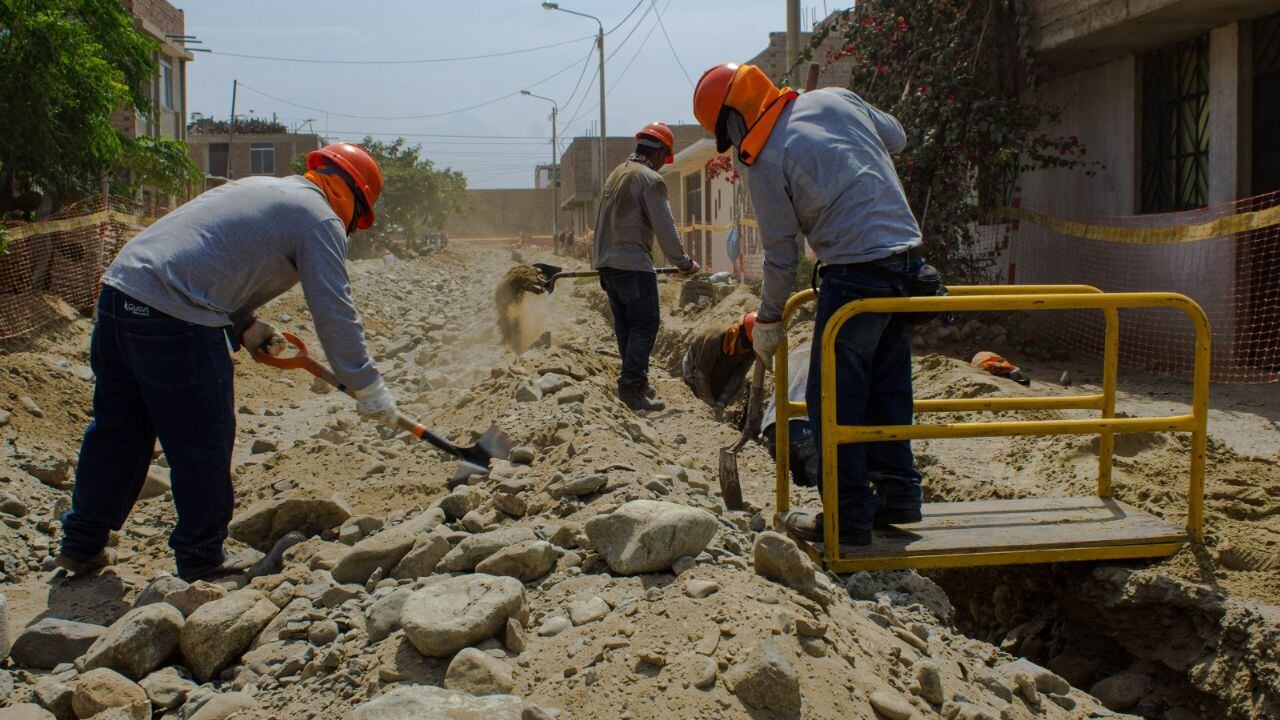Alcalde de Huanchaco, Efraín Bueno, se reunió con representantes de Quavii para la instalación de redes de distribución que beneficiarán en la economía de todas las familias del distrito.