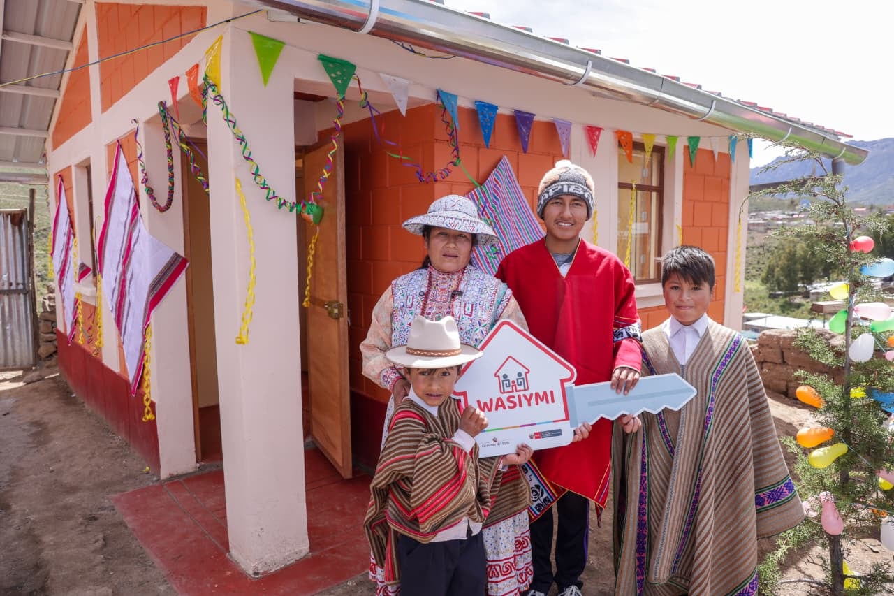 Entregan “casitas calientes” para familias de Caylloma y otras provincias. Foto: Ministerio de Vivienda.