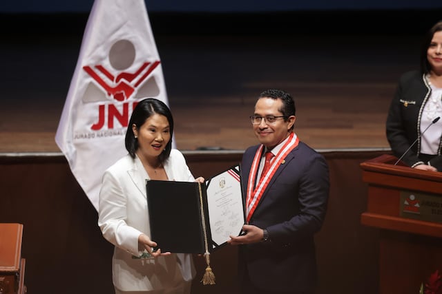 Keiko Fujimori recibió sus credenciales del JNE