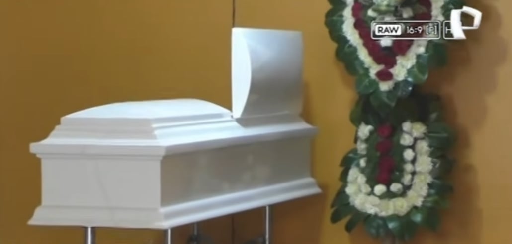 La mujer prestó su casa para velar al fallecido, pero los deudos desaparecieron y no continuaron con el entierro. La comunidad pide intervención urgente del Minsa, Fiscalía o la municipalidad. (Captura de Panamericana)