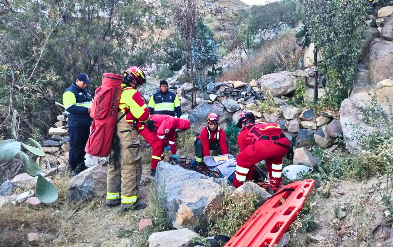 Bomberos rescatan a varón que cayó por un barranco en Mariano Melgar, en Arequipa. Foto: Compañía de Bomberos.