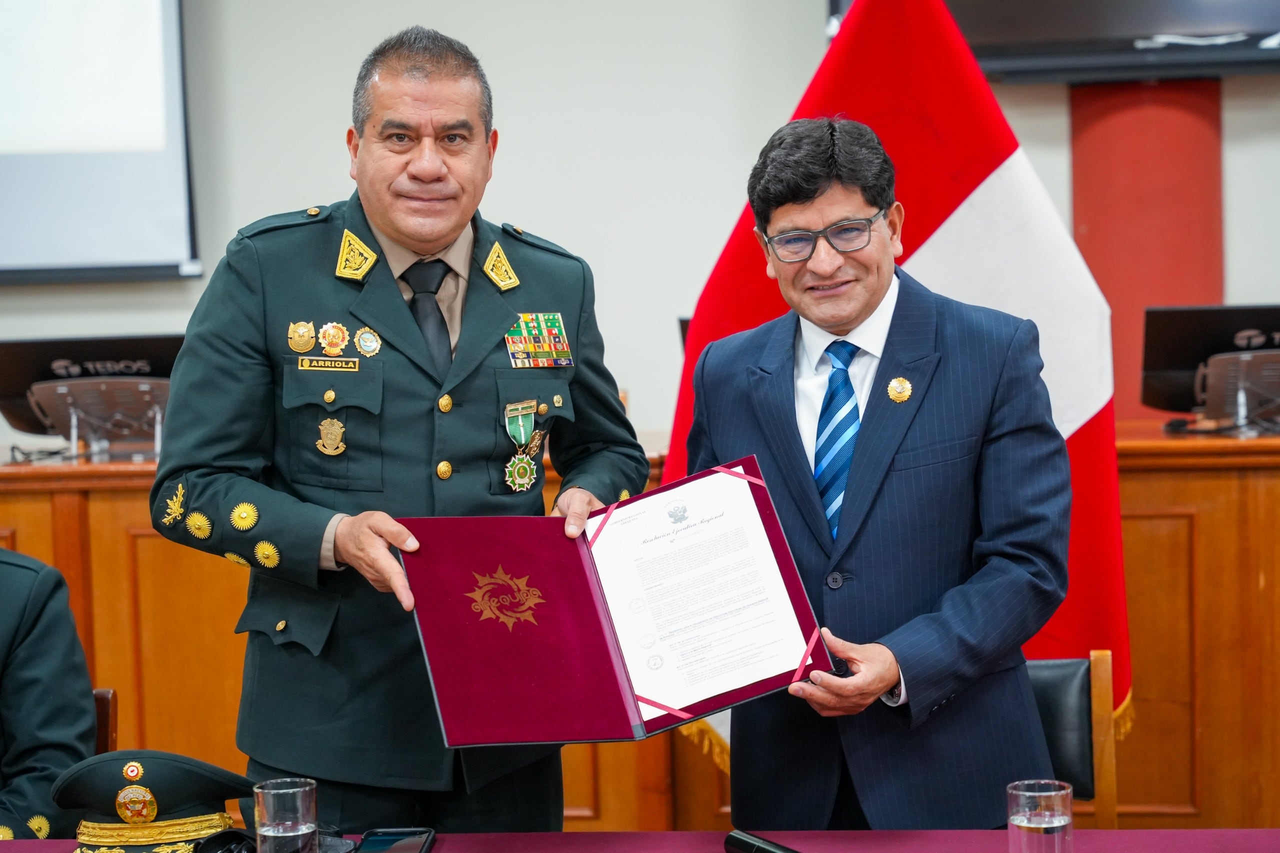 General PNP Oscar Arriola junto al gobernador Rohel Sánchez. Foto: difusión.
