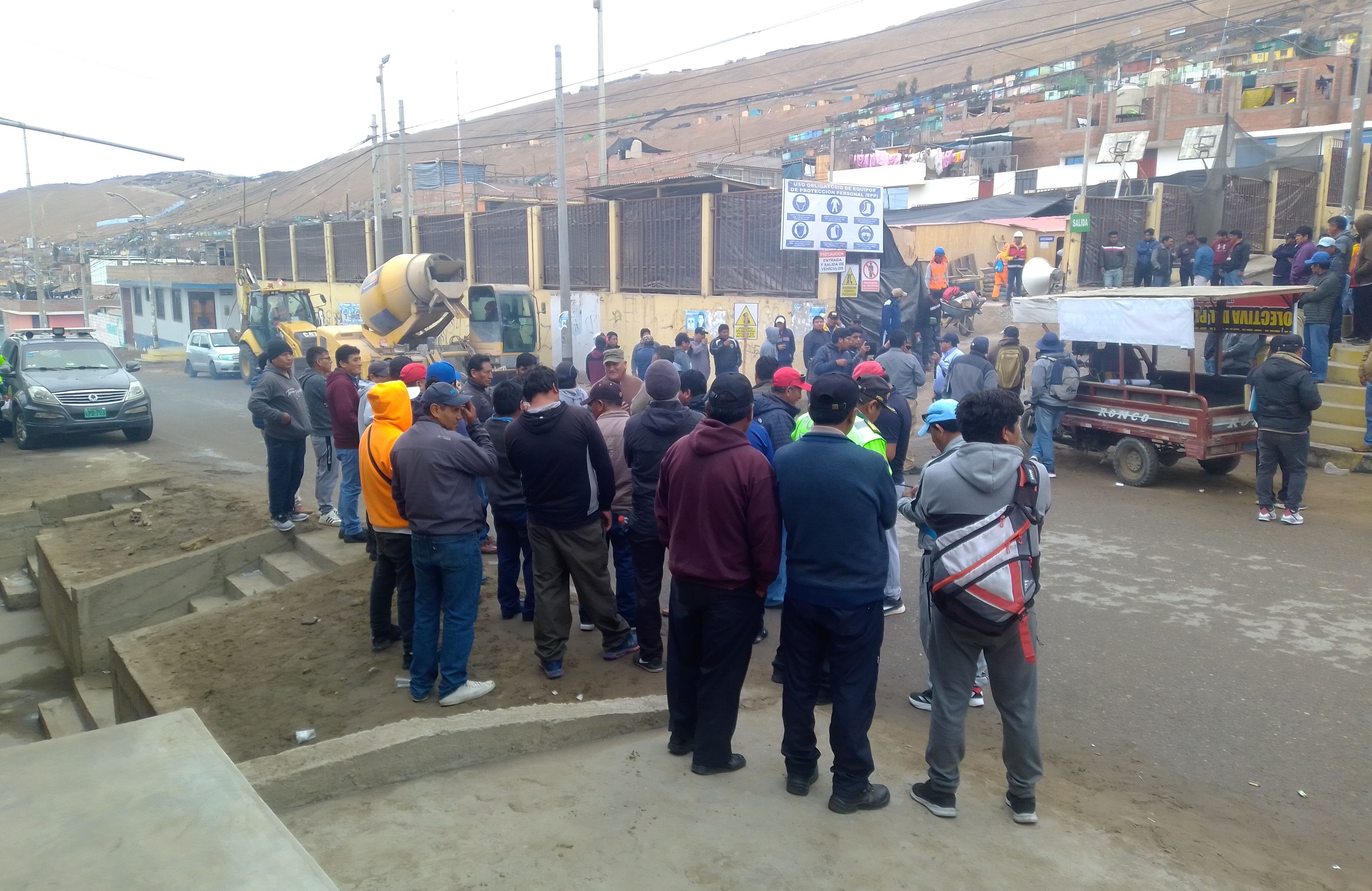 Miembros de sindicato se apostaron frente a la obra de la avenida Expedición Libertadora en Ciudad Nueva. (Foto: Adrian Apaza)