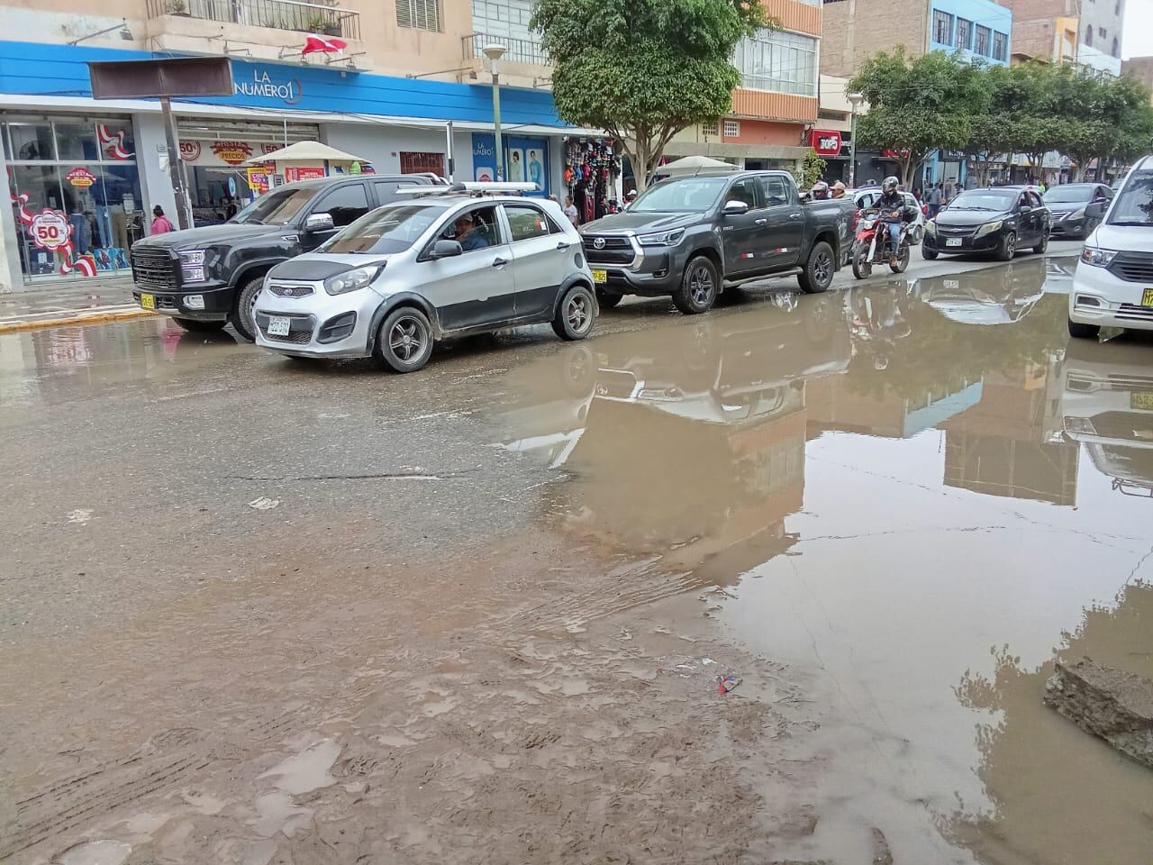 Alrededor de 200 familias y 100 negocios de las zonas resultaron afectadas por la gran inundación registrada hasta en 5 calles y avenidas del centro de la ciudad.