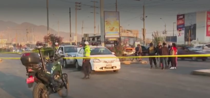 El crimen se registró en medio del tráfico vehicular cuando un sicario en motocicleta disparó directamente contra la víctima y huyó. (Captura de América Noticias)