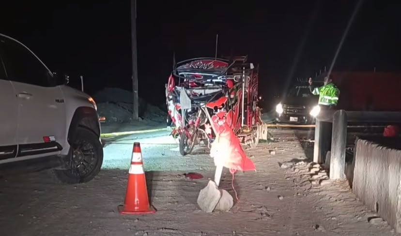 Arequipa: Menor de 11 años muere tras choque de la moto que conducía su padre y un camión