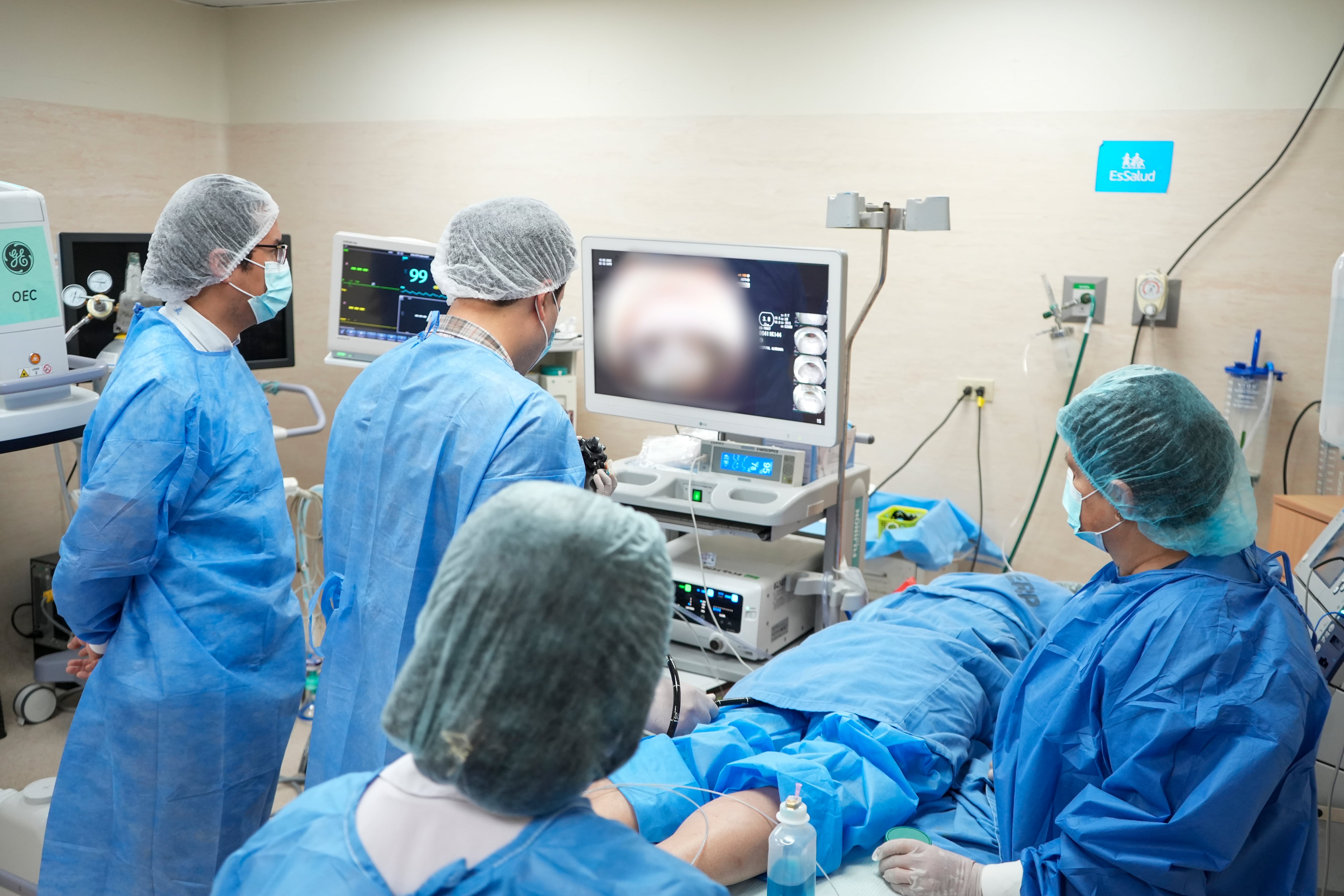 La Disección Endoscópica Submucosa permite retirar lesiones malignas tempranas en estómago, esófago y colon de forma mínimamente invasiva. Especialistas destacan una recuperación más rápida y menos complicaciones para los pacientes.