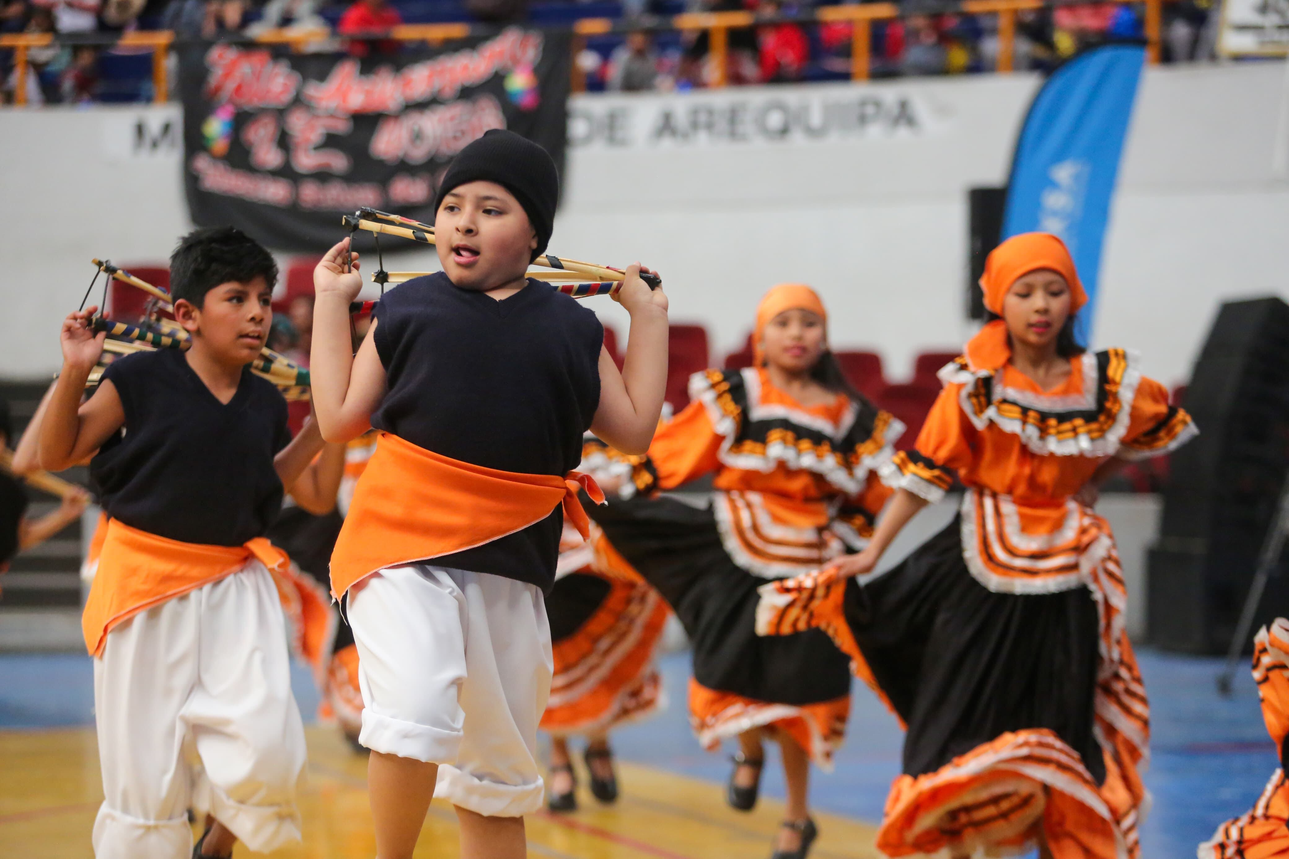 Menores sorprendieron con danzas típicas de la región. Foto: Leonardo Cuito.