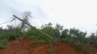 Piura: Lluvias intensas provocan caída de postes eléctricos y restringen servicio en zonas de Huarmaca