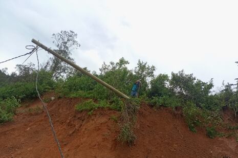 Piura: Lluvias intensas provocan caída de postes eléctricos y restringen servicio en zonas de Huarmaca