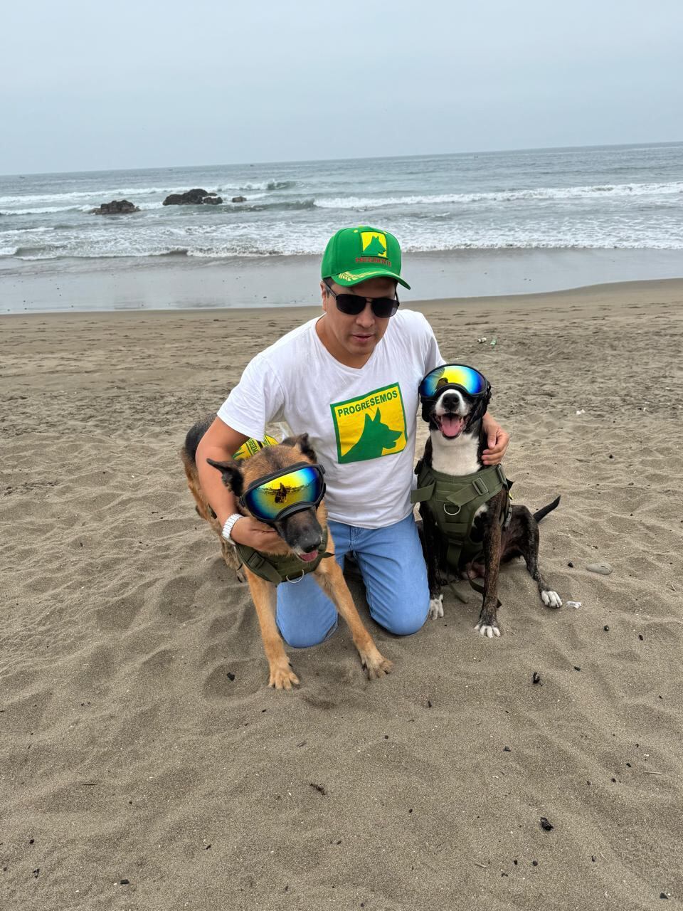 El candidato presidencial Paul Jaimes tiene por lo menos 15 perros y 15 gatos. (Archivo personal de Paul Jaimes)