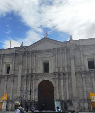Arrojan huevo contra la Basílica Catedral de Arequipa. Foto: GEC.