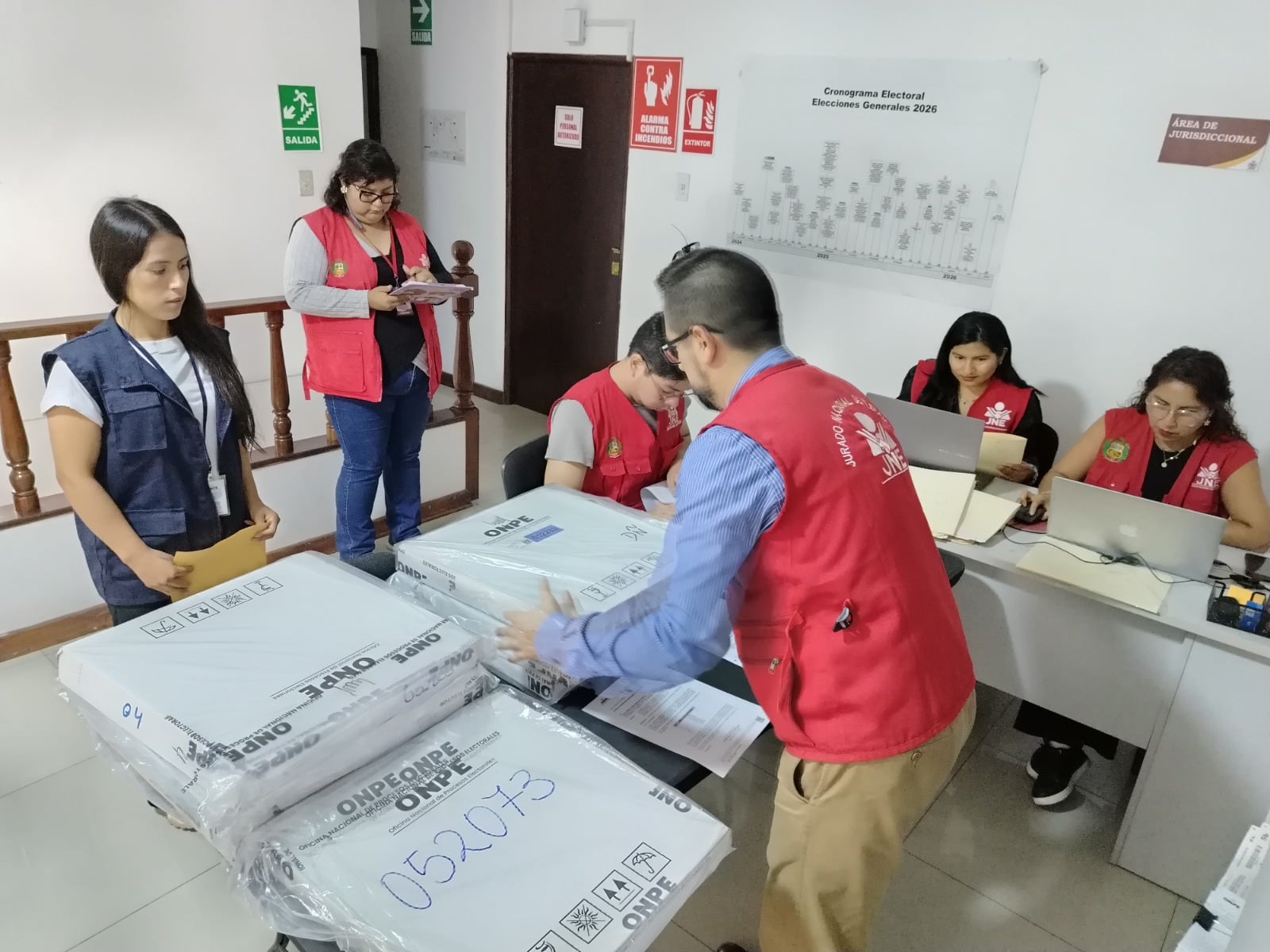 Las cédulas electorales fueron trasladadas bajo cadena de custodia de la Policía Nacional y con supervisión del Jurado Nacional de Elecciones. (Fotos: JNE)