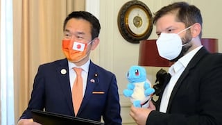 A un día de asumir como presidente, Boric recibe del ministro japonés un Pokémon como regalo