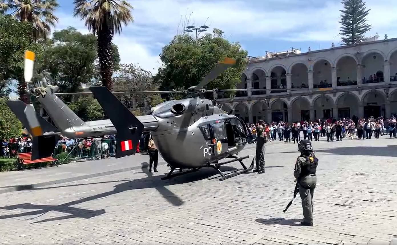 Helicóptero policial aterriza en la Plaza de Armas de Arequipa y genera sorpresa