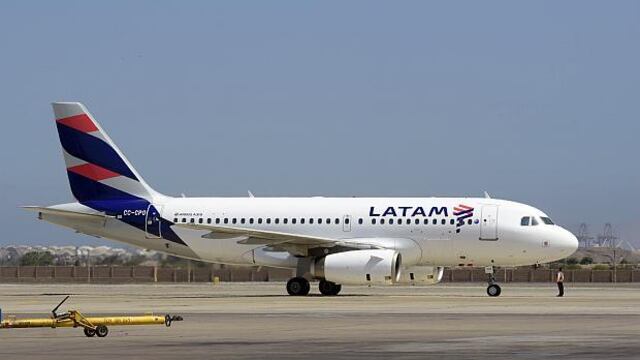 Latam ofrece cambios y devoluciones de boletos aéreos para hoy, a raíz del toque de queda