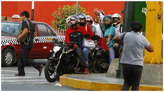 Motociclistas dan servicio de colectivo en calles de Surco (VIDEO)