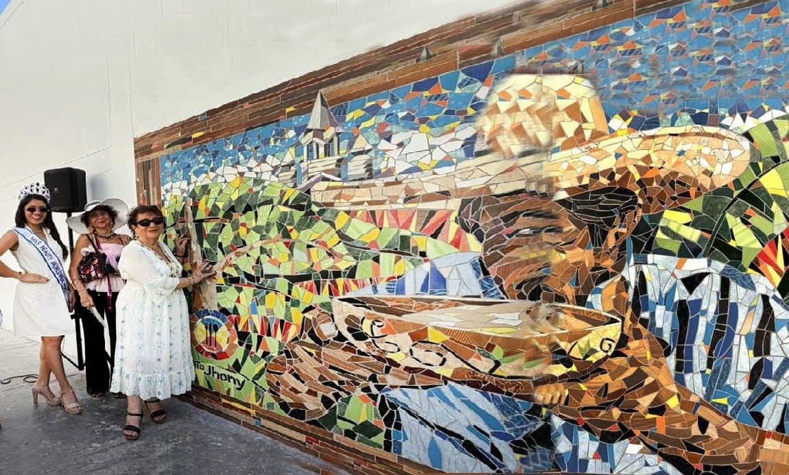 Develación de la obra pictórica estuvo a cargo de la madre del artista.