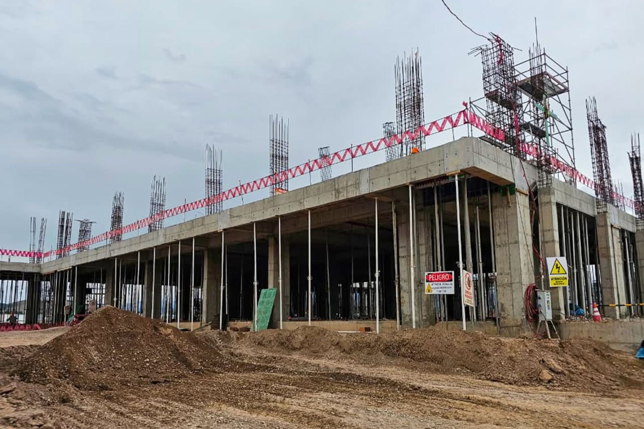 Junín: Fisuras en zapatas y desprendimiento de concreto en el COAR