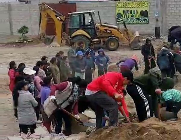 Intrusos irrumpieron a las 2 h de la madrugada con una retroexcavadora y lampas. (Foto: Difusión)