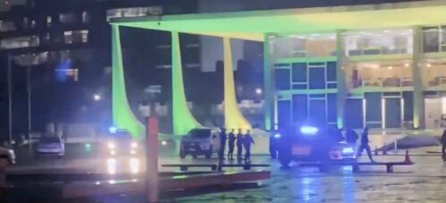 La corte suprema brasileña, en Brasilia, fue evacuada de emergencia tras dos explosiones de origen desconocido en las cercanías del edificio, informaron las autoridades.