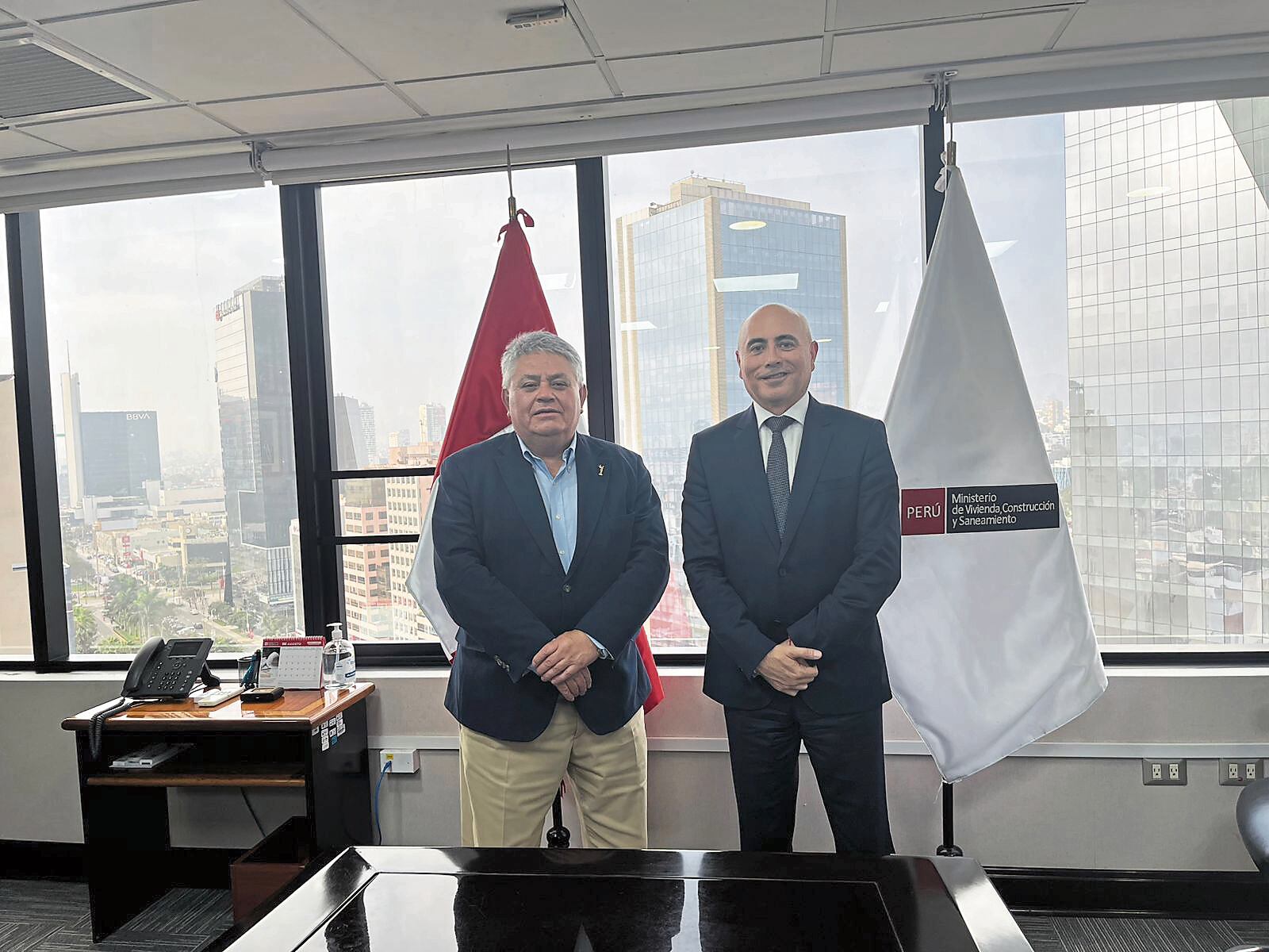 El rector de la UCSM, Jorge Cáceres, junto al ministro de Vivienda. Foto: Difusión.