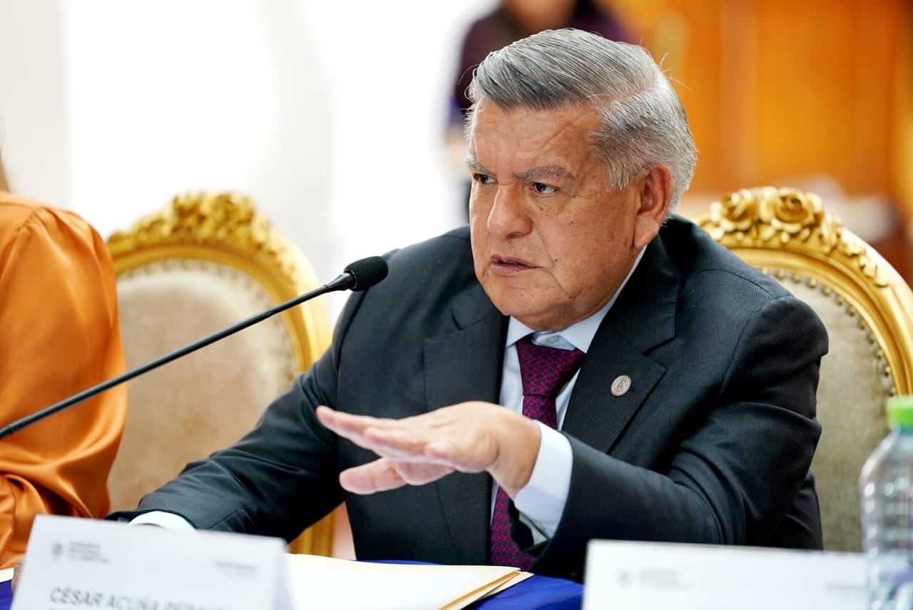 El candidato presidencial de Alianza para el Progreso (APP), César Acuña Peralta, consignó en la hoja de vida que presentó ante el Jurado Nacional de Elecciones (JNE) que cumple una sentencia judicial que lo obliga al pago de alimentos a favor del hijo que tuvo con su expareja Jenny Gutiérrez Vaisman.