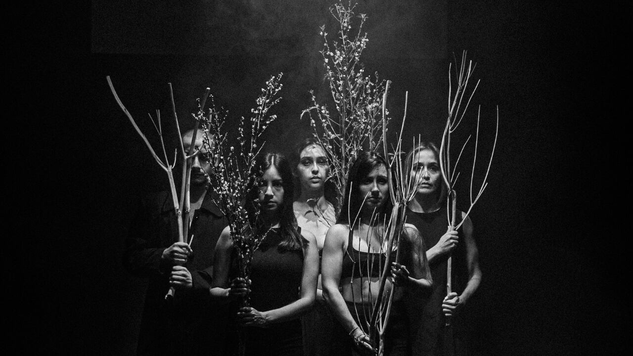 Se trata de un montaje que ofrece una atmósfera escénica que fusiona la danza contemporánea y el performance.