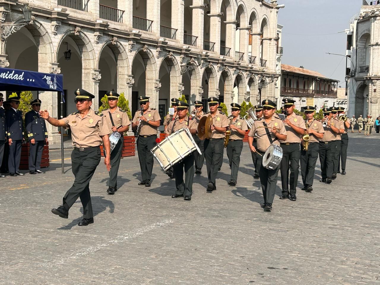 Policías marchan en la Plaza de Armas de Arequipa. (Foto: GEC)