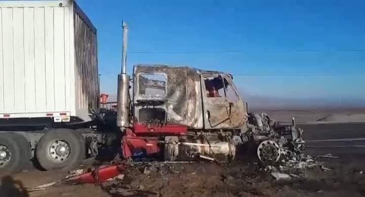 Chofer y copiloto mueren carbonizados. (Foto: GEC)