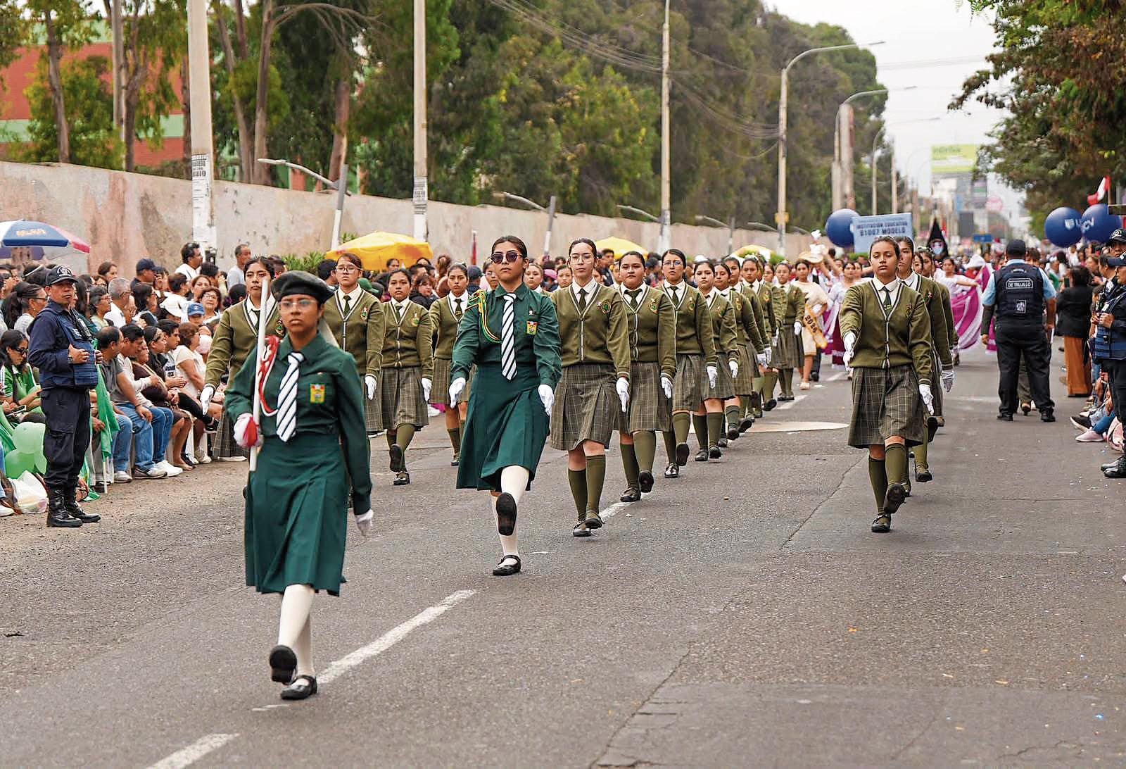 Con desfile en la avenida Juan Pablo II en Trujillo.