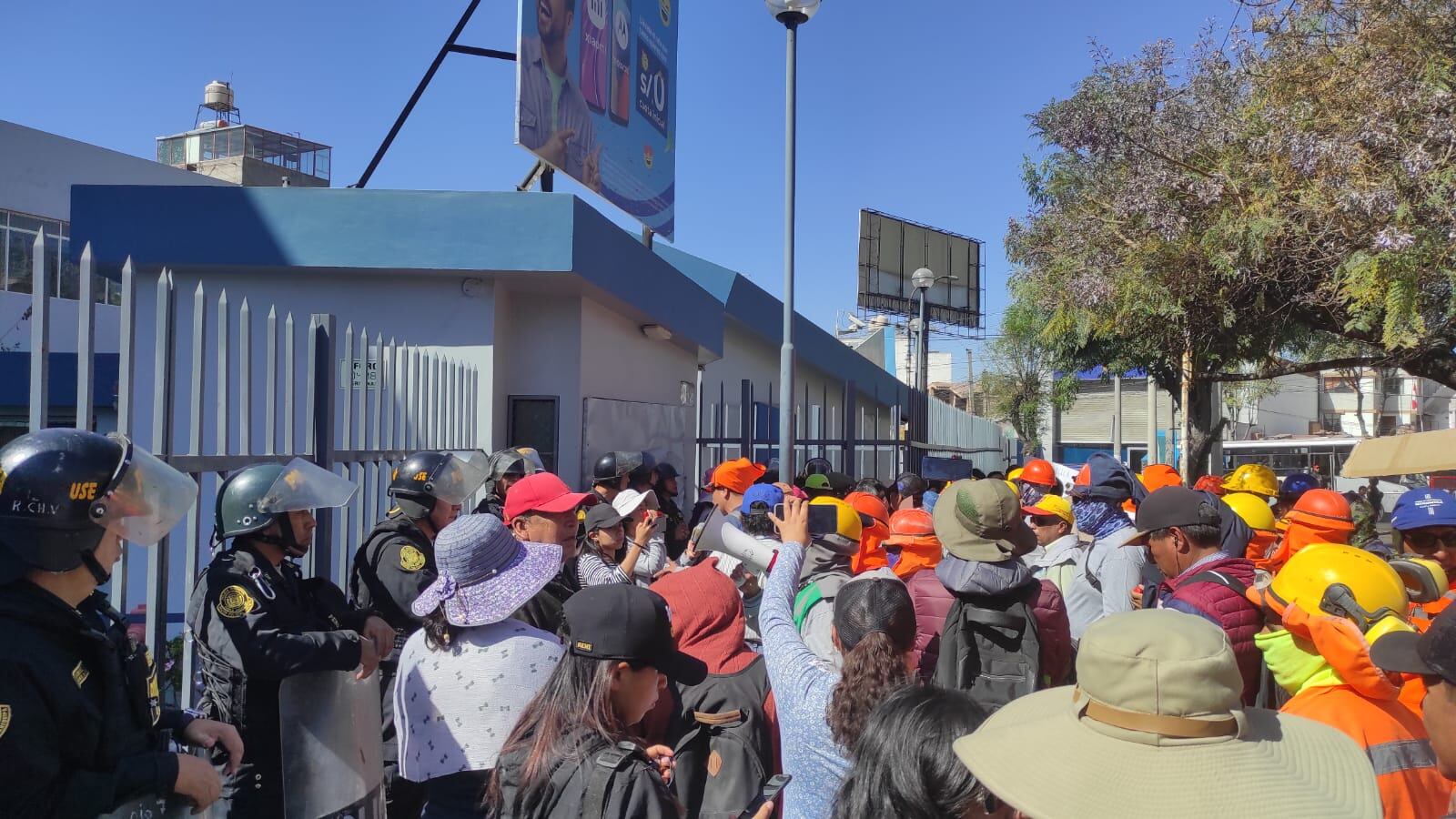Obreros protestaron frente a la sede de la empresa. Foto: GEC.