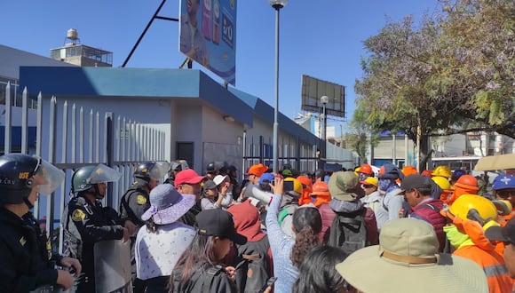 Obreros protestaron frente a la sede de la empresa. Foto: GEC.