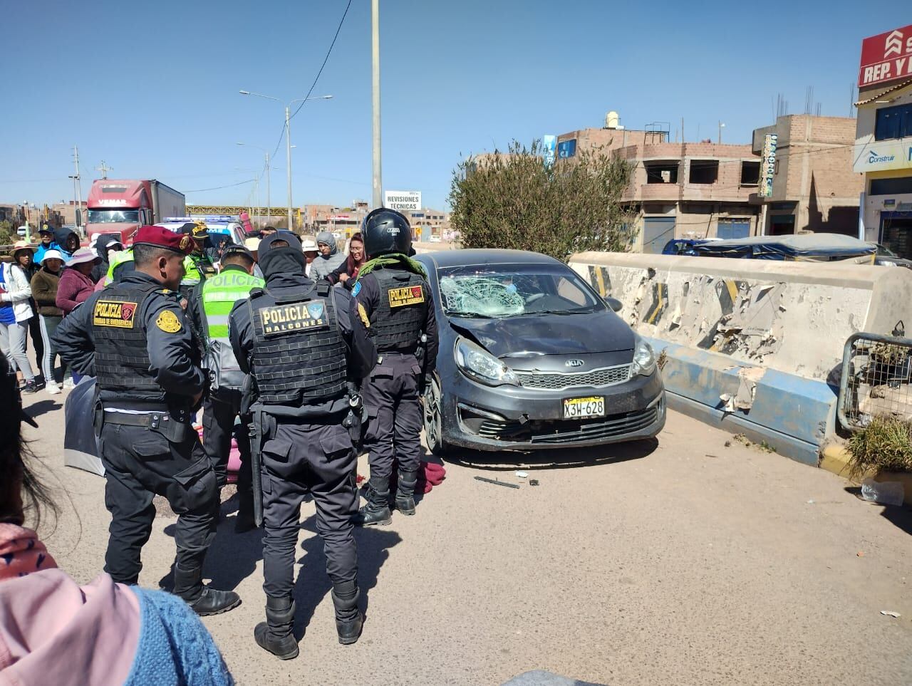 El fiscal de turno y los policías desarrollaron las diligencias de levantamiento del cadáver para luego trasladarlo hasta la morgue del Instituto de Medicina Legal de la urbanización La Capilla de Juliaca.