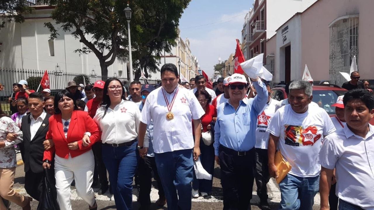 Candidato a la presidencia por el Apra cerró su campaña ofreciendo “pacificar” la región. Durante su estadía aprovechó para arremeter contra el exgobernador.