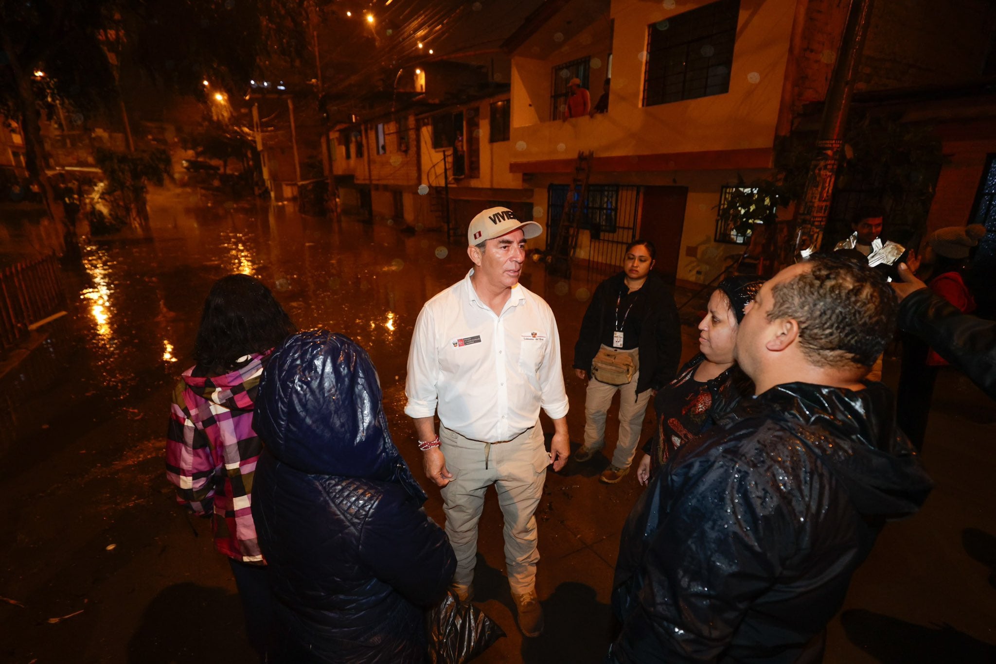 El ministro de Vivienda, Construcción y Saneamiento (MVCS), Mauricio Arnillas, llegó hasta la zona afectada en Villa El Salvador. Foto: MVCS.