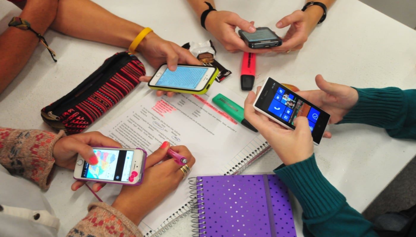Estudiantes no deben usar celulares en dictado de clases. (Foto: Composición GEC)
