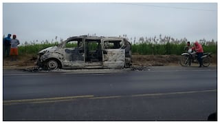 Miniván arde en llamas en el sector Chuin (VIDEO)