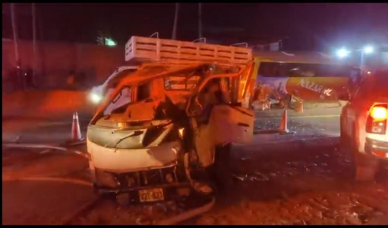 Tras el fatal accidente, el transito por la variante de Uchumayo fue restringido durante varias horas. (Foto: Difusión)