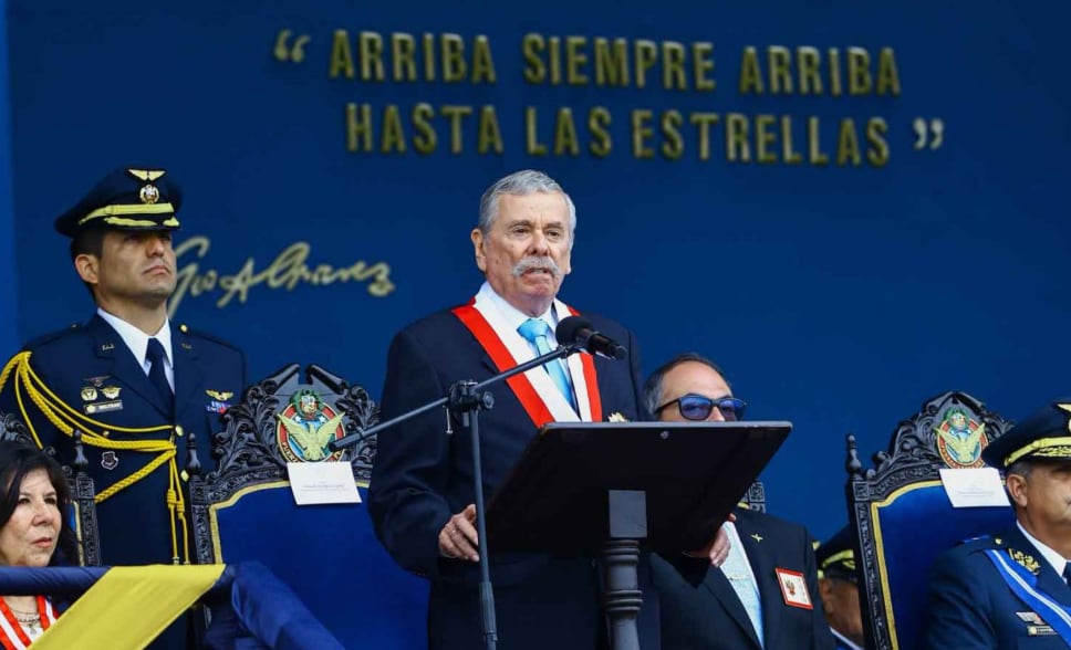 El presidente encargado del Congreso, Fernando Rospigliosi, participó en la ceremonia por el 85.º aniversario del Día de la Fuerza Aérea del Perú, realizada en la plaza de Armas de la Base Aérea Las Palmas, en Santiago de Surco. FOTO: ANDINA