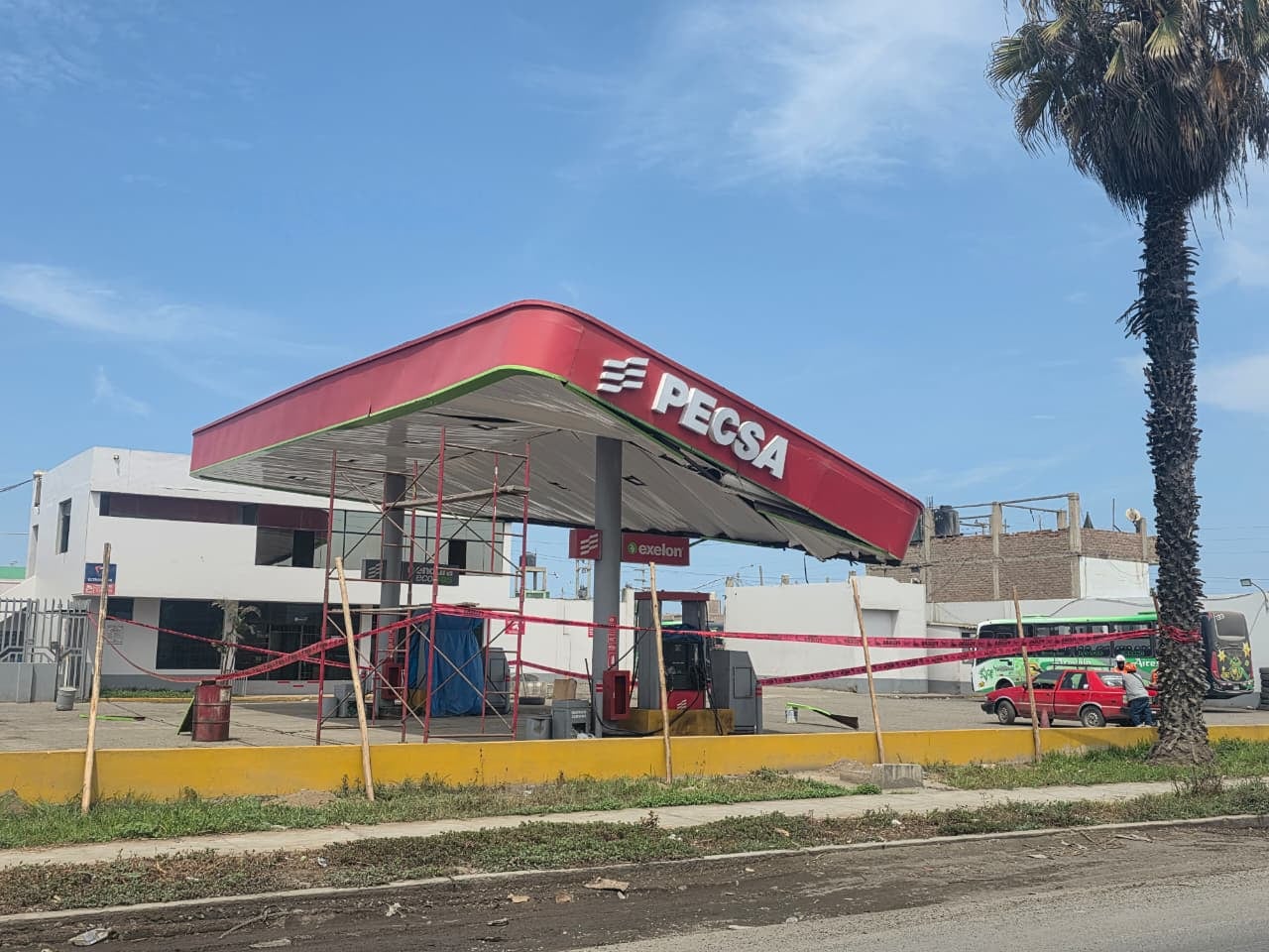 El hecho sorprendió a vecinos y conductores que transitaban por la zona. (Foto: Ozono Televisión)