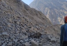 Habilitan vía bloqueada por derrumbe de piedras en Choco