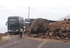 Derrumbe de rocas restringe el tránsito en la Panamericana Sur en Atico (VIDEO)