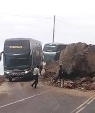 Derrumbe de rocas restringe el tránsito en la Panamericana Sur en Atico