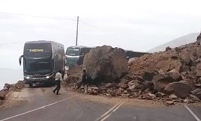 Derrumbe de rocas restringe el tránsito en la Panamericana Sur en Atico