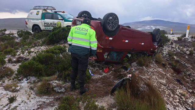 Tres integrantes de una familia salvan de morir en la volcadura de un automóvil en la vía Arequipa-Puno