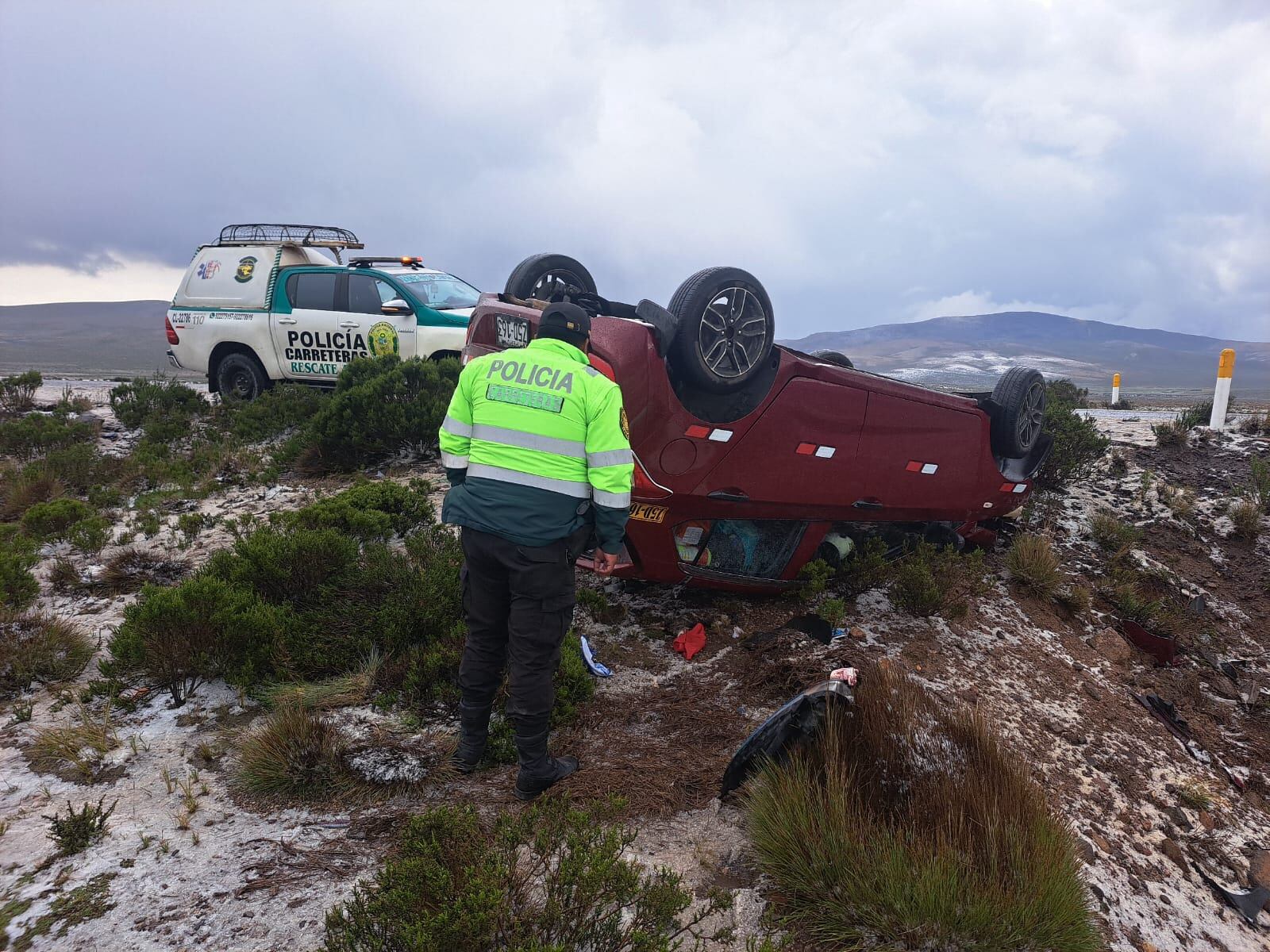 Volcadura de automóvil en la vía Arequipa - Puno. (Foto: Difusión)