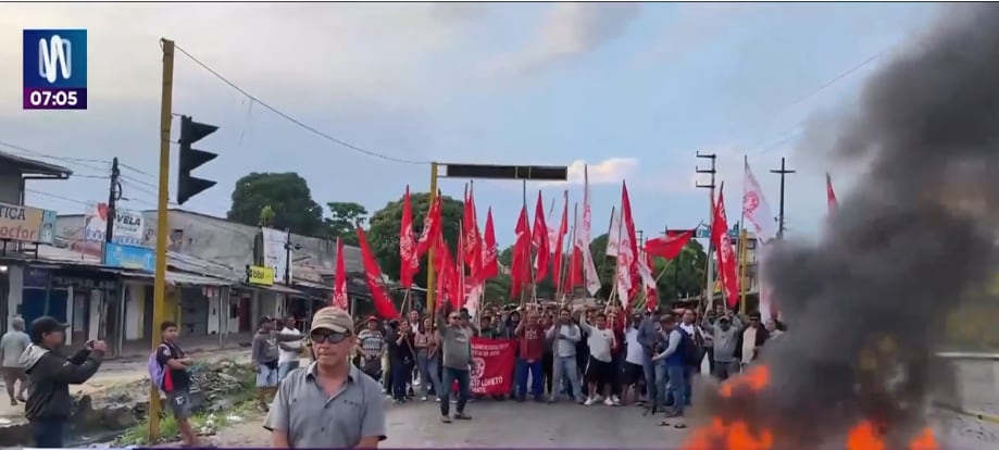 Los manifestantes exigen que una comisión del Ejecutivo llegue a la ciudad para atender sus demandas. FOTO: CAPTURA CANAL N.