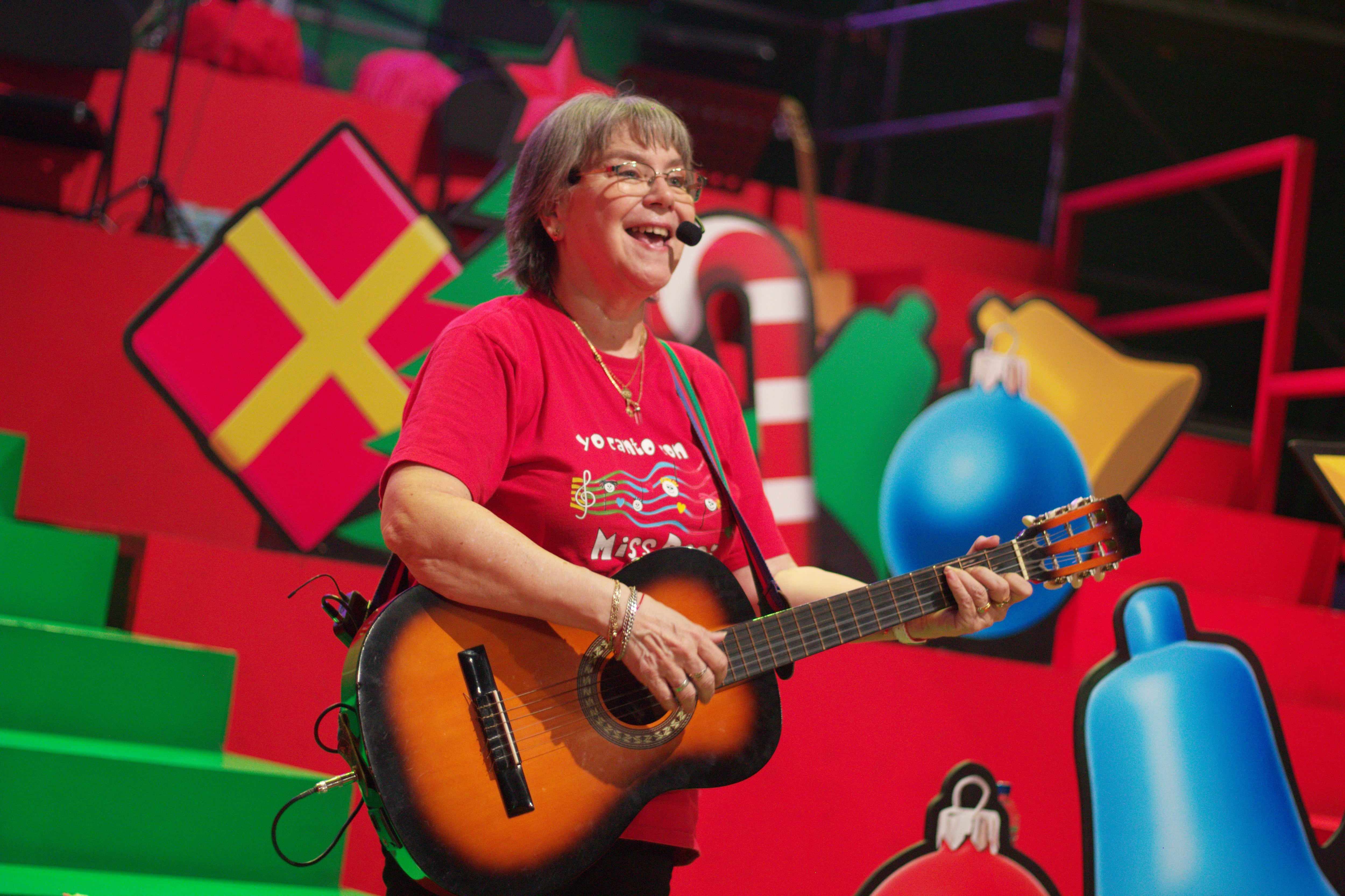 La cantautora y educadora Miss Rosi presenta “Miss Rosi en Ropoponpom”, una propuesta escénica multisensorial de Navidad dirigida a la primera infancia, que se realizará en el Jockey Plaza durante diciembre.